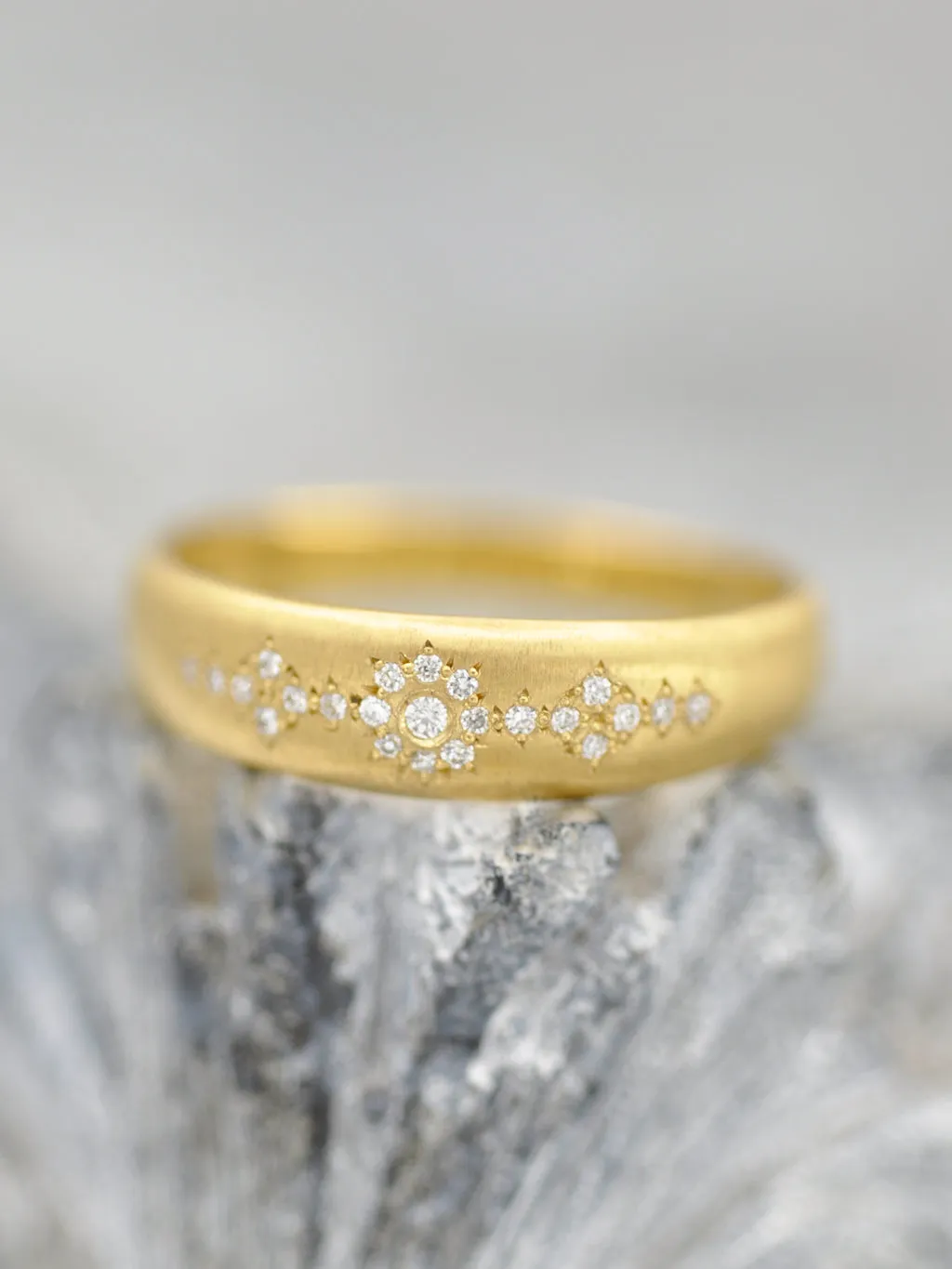 18K Tapered Shimmer Diamond Band