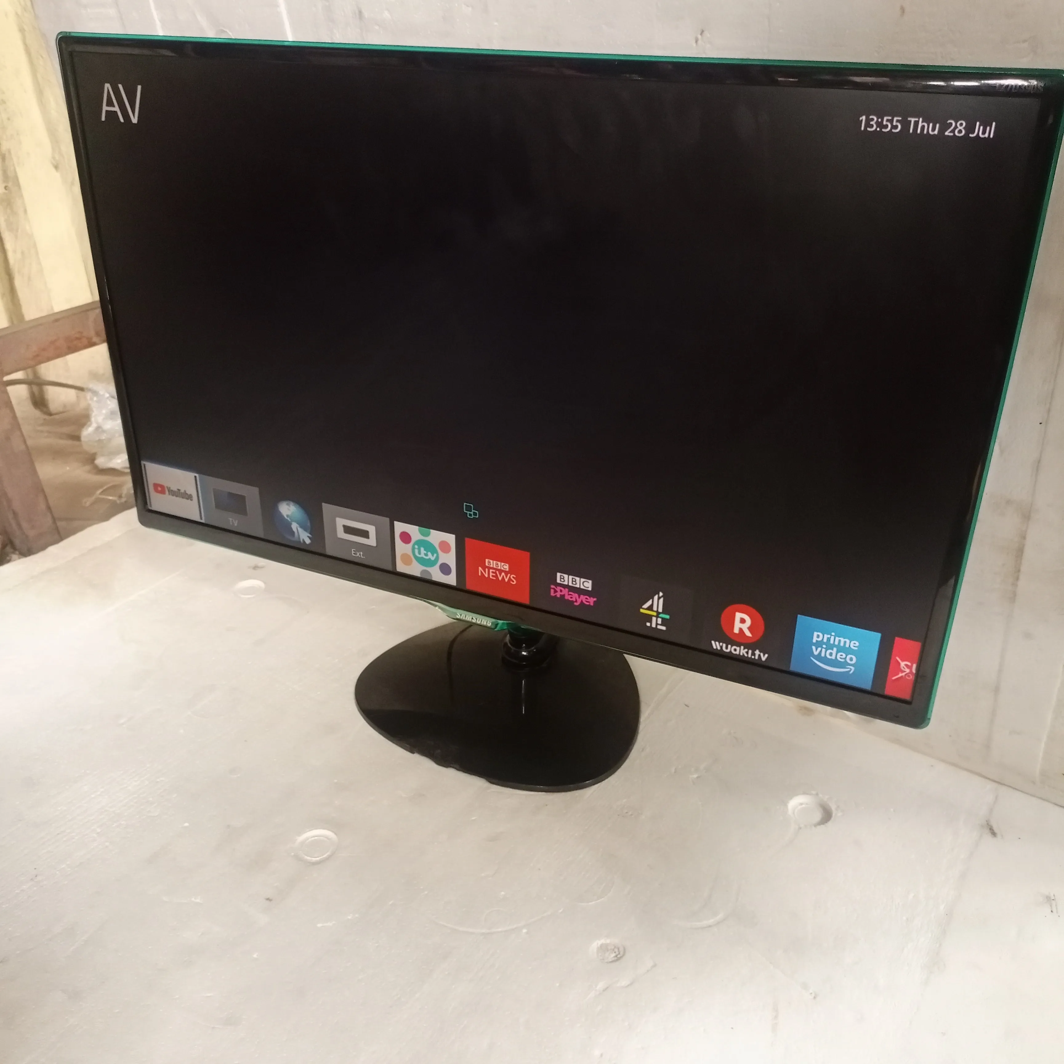 SAMSUNG 27 Inch LT27D390SW Smart Built-in WiFi Full HD LED TV (Screen Mirroring, YouTube) - London Used